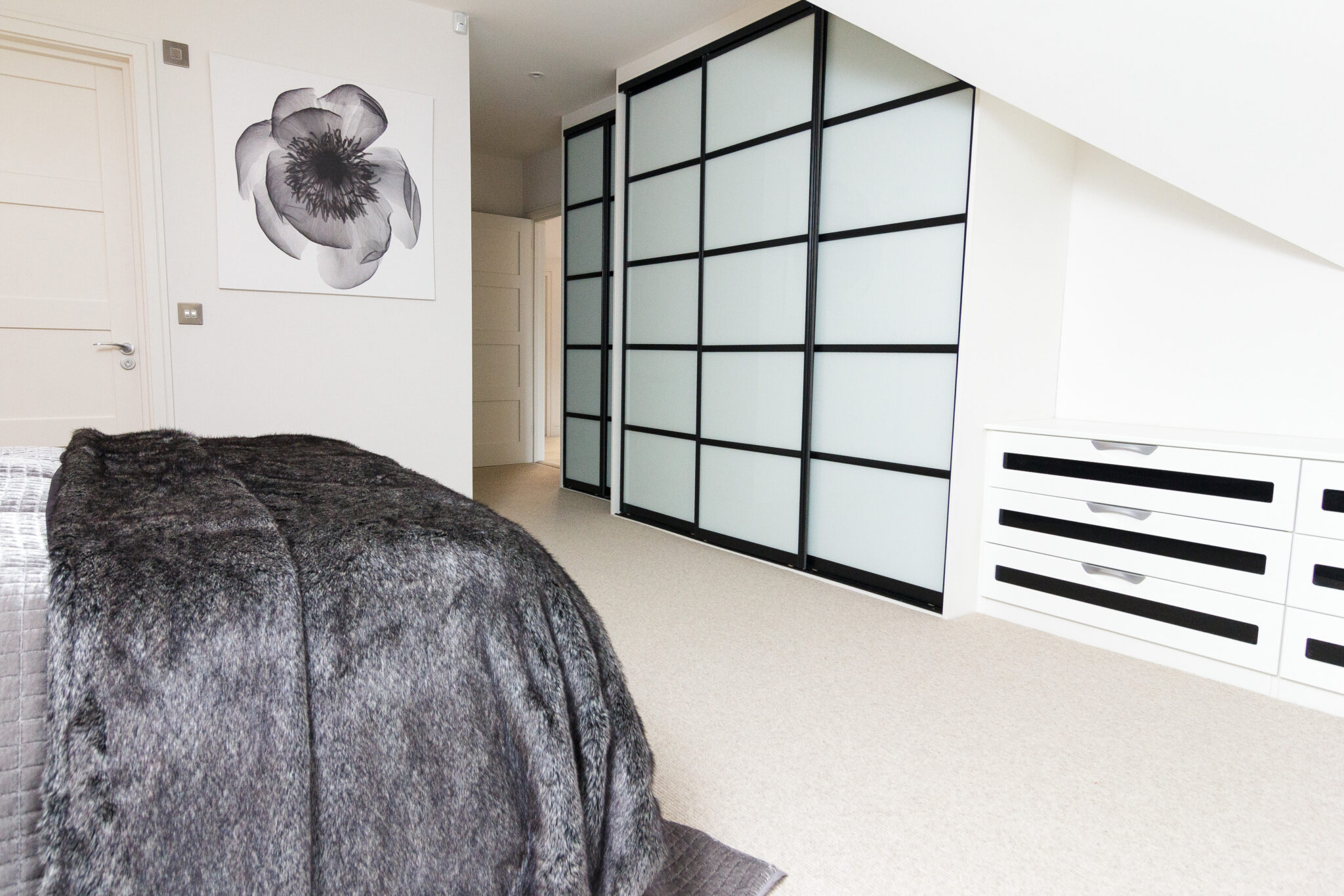 Loft oriental sliding wardrobe black & white glass drawer