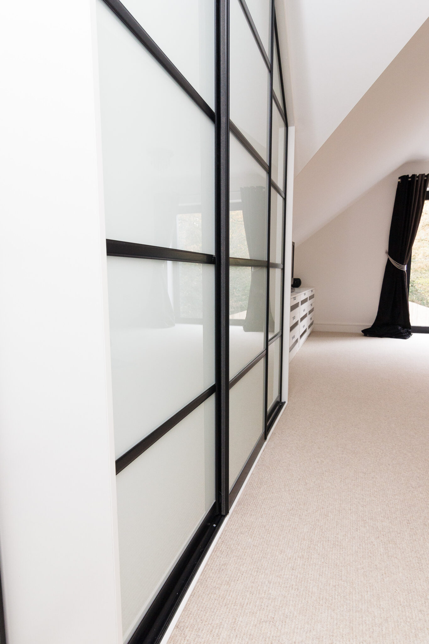 Oriental sliding wardrobe black & white glass