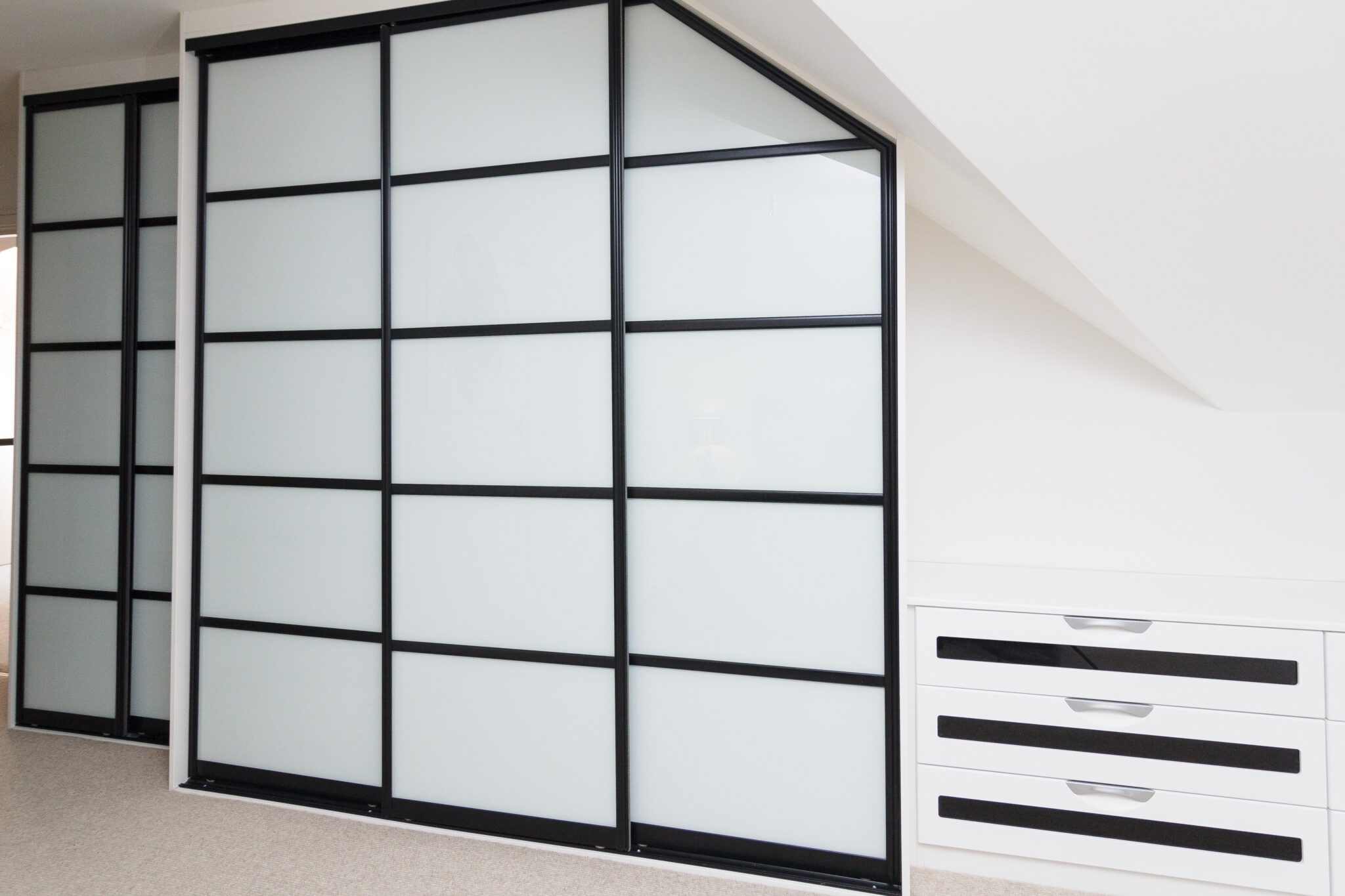 Oriental sliding wardrobe black & white glass drawer